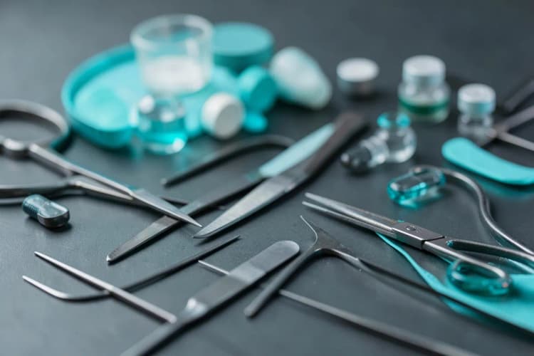 Representação visual de diferentes tratamentos para melanoma, como cirurgia e imunoterapia.